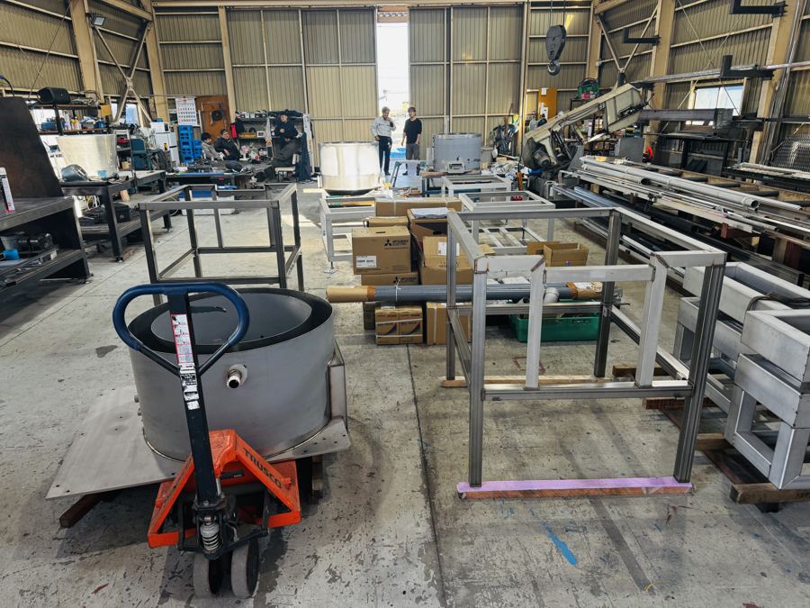 工場内の製作風景